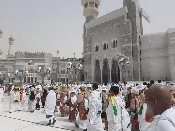 mekkasaudi arabia april122025 umrahhajj pilgrims circumambulate 600nw 2634139169